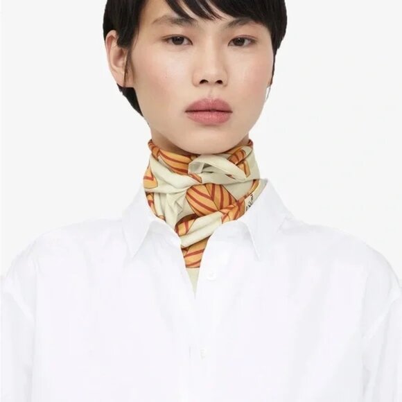 TOTEME !  100% Silk Scarf With knotted Monogram (57X57CM) - Picture 3 of 10